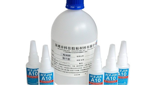 塑料用什么膠水？快干膠粘塑料有哪些優(yōu)勢(shì)